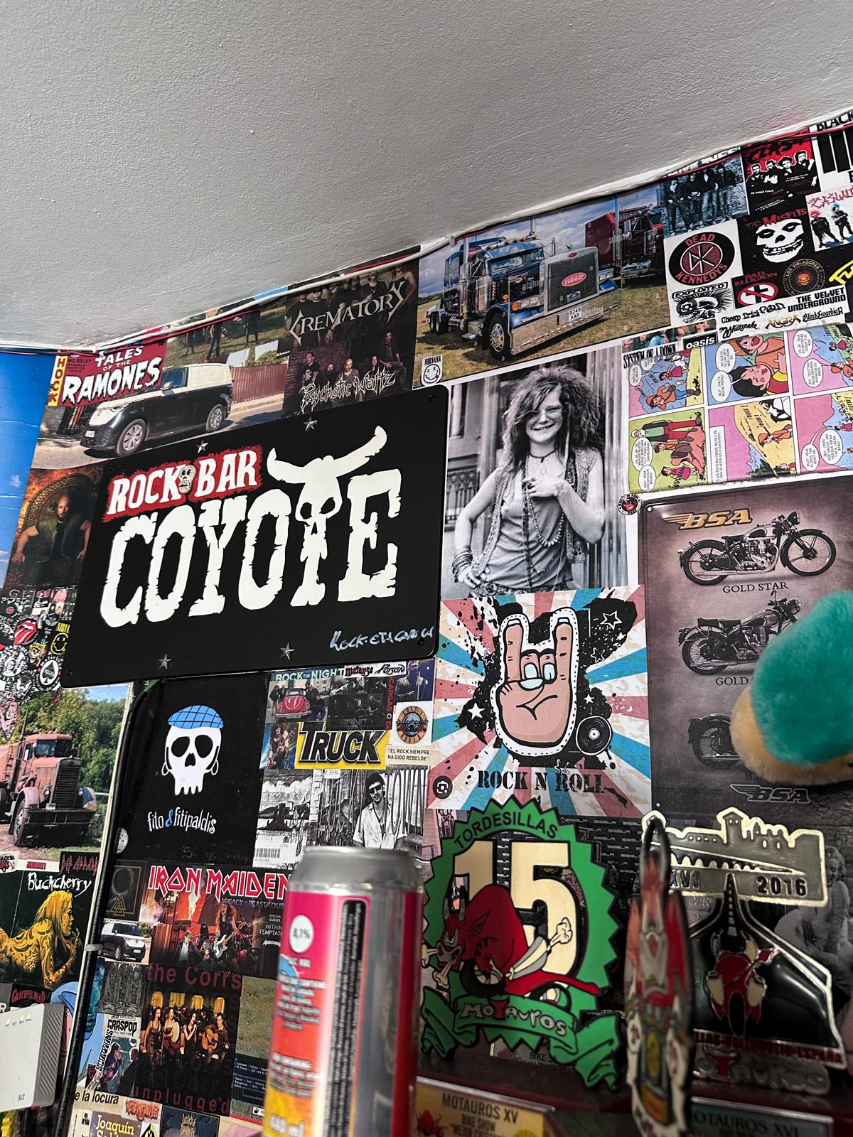 Rincón del Bar Coyote con memorabilia y carteles de rock