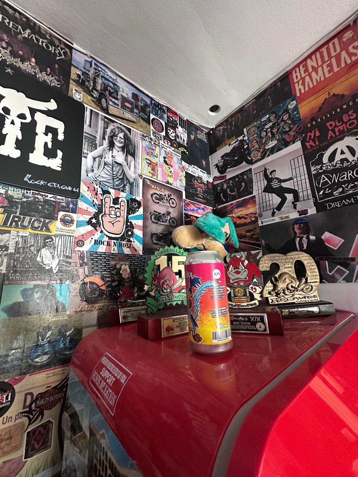 Interior del Bar Coyote decorado con pósters de conciertos