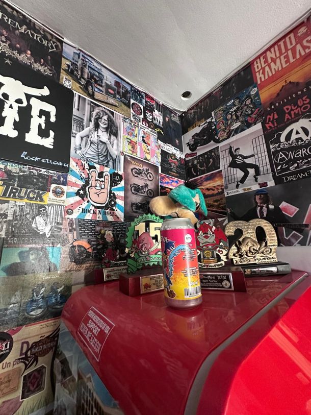 Interior del Bar Coyote decorado con pósters de conciertos