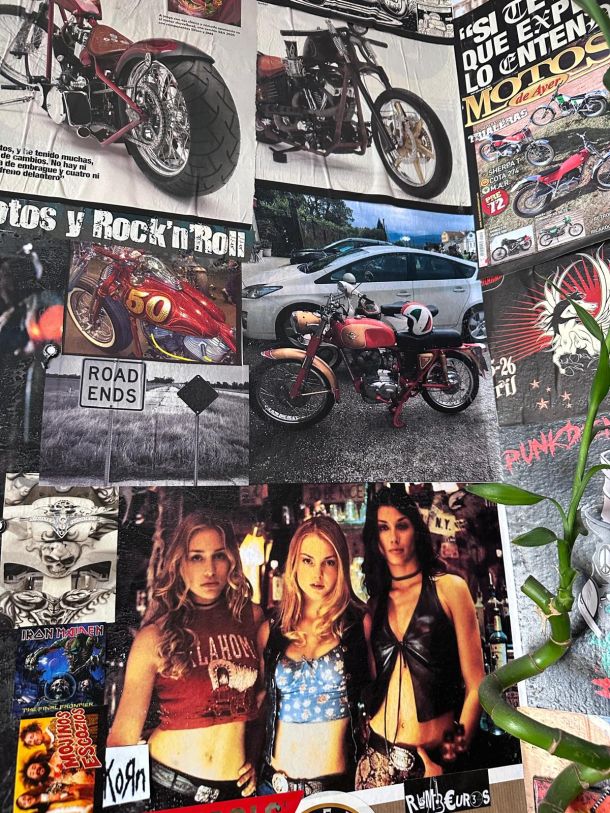 Collage de motos custom y revistas de rock en el Bar Coyote