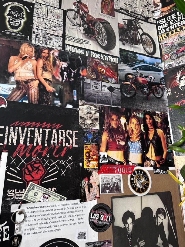 Collage de pósters de motos y rock en la pared del Bar Coyote