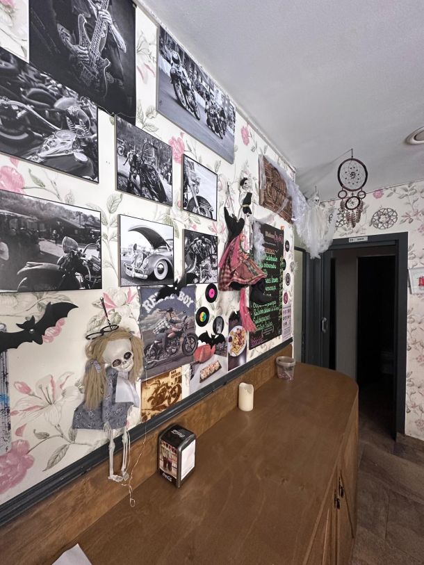 Salón del Bar Coyote con paredes de pósters de rock en blanco y negro